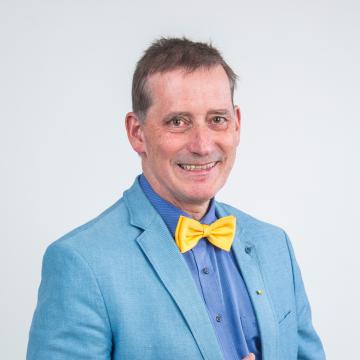 Foto Armin Nowak mit blaues Sakko und gelber Fliege